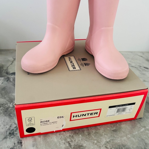 **SOLD** (on FB marketplace) HUNTER classic rain boots for kids - Picture 3 of 4